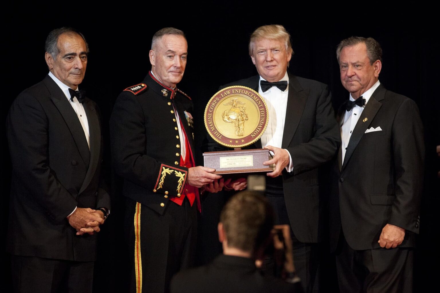 Les héritiers de Cohen en guerre contre Trump : une chanson interdite chantée