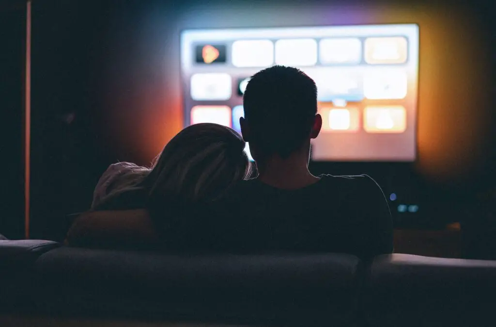 Couple devant TV