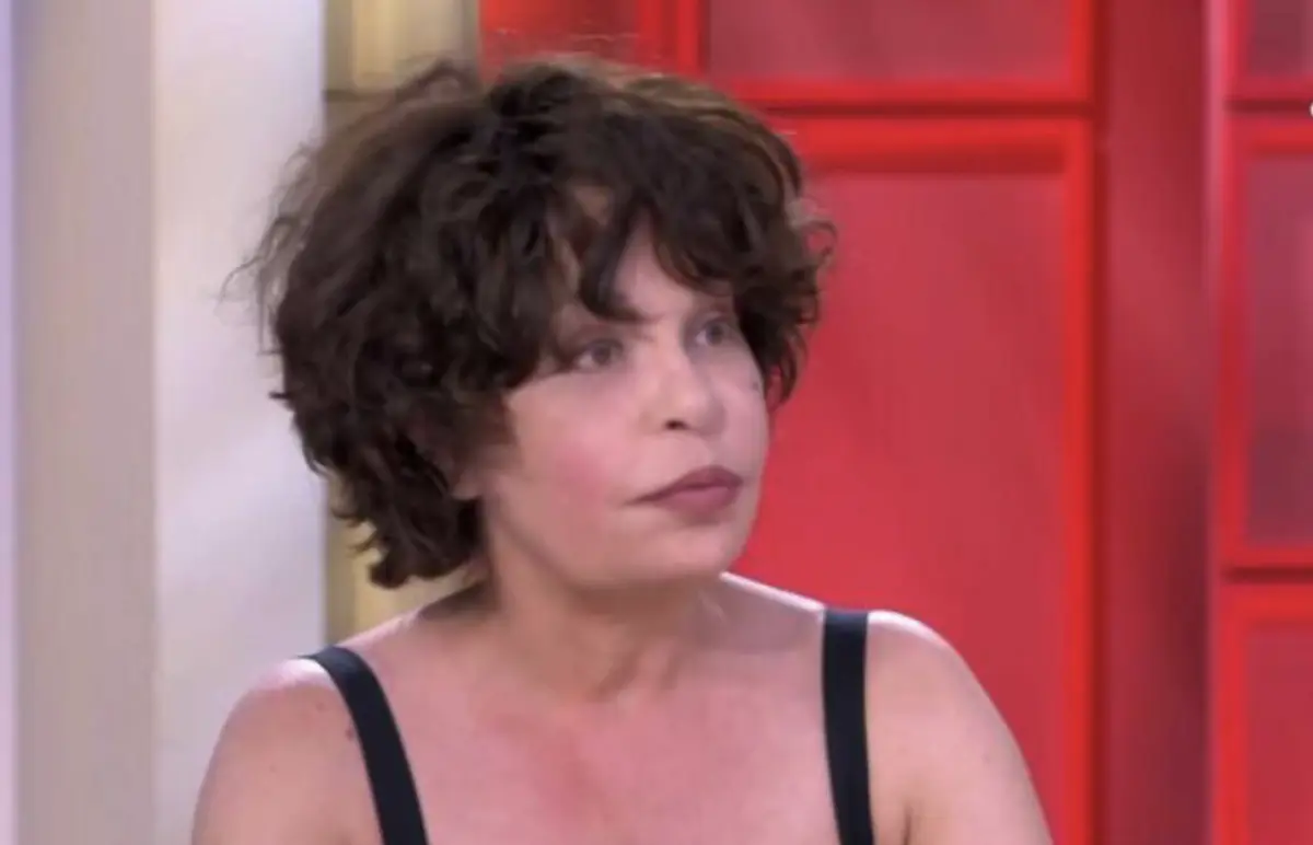 Isabelle Mergault sans pitié face à la dernière performance « pathétique » de Renaud