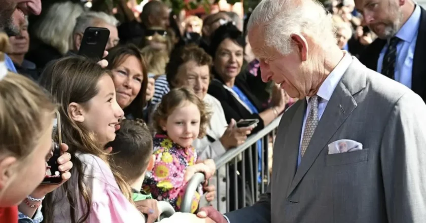 Le roi Charles III apparaît amaigri lors d’une visite officielle