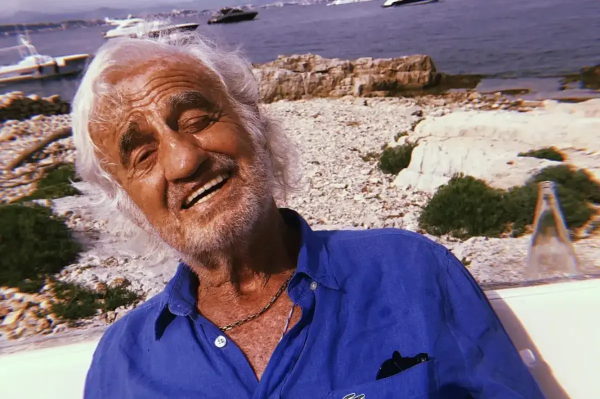 Paul Belmondo transporte l’urne de son père en métro : un hommage poignant