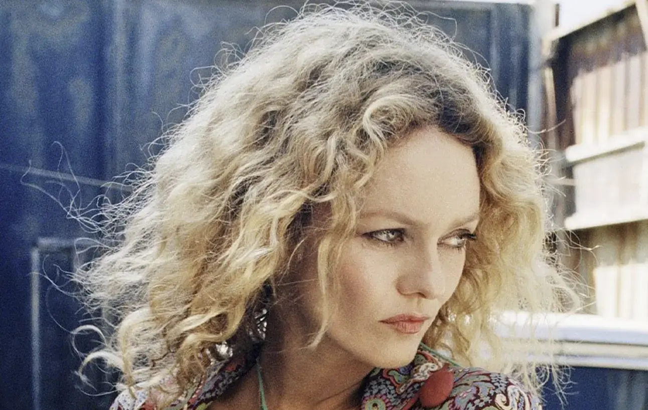 « C’est un handicap » : Vanessa Paradis surprend avec ses confidences sur Lily-Rose Depp