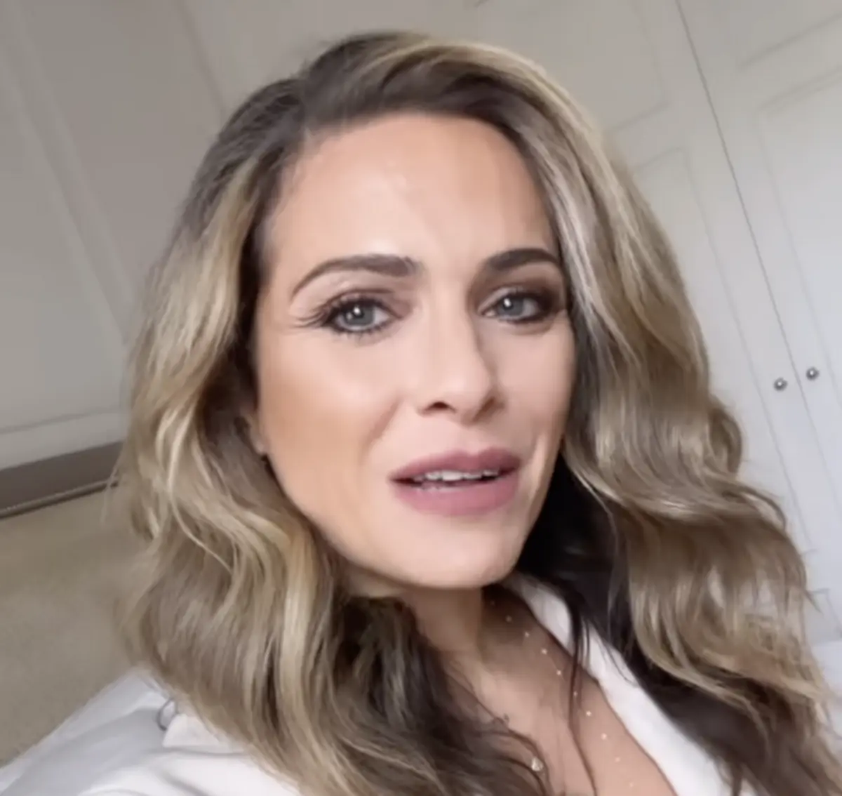 Clara Morgane révèle les dérives télévisuelles humiliantes des années 2000
