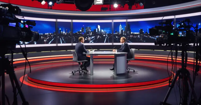 Tension sur le plateau de « C à vous » : l’échange houleux entre François Bayrou et Mohamed Bouhafsi