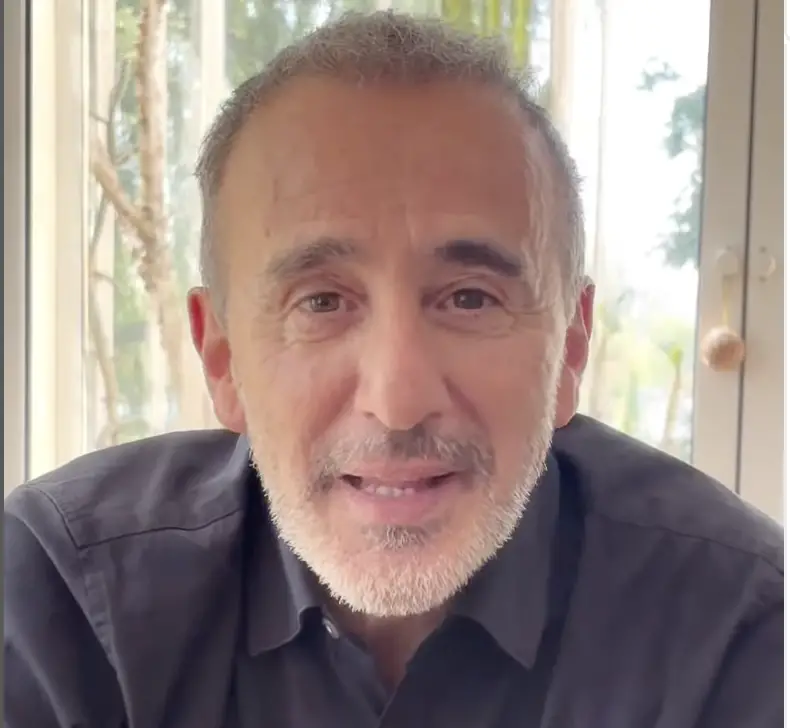 Élie Semoun révèle le traumatisme de la mort cachée de sa mère qu’il a apprise deux jours après son enterrement