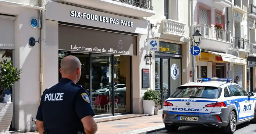 Var : un homme poignarde un client au tournevis dans un salon de coiffure