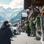 Après l'incendie mortel à Crans-Montana, des journalistes agressés par l'entourage des gérants Crans-Montana Sérénité