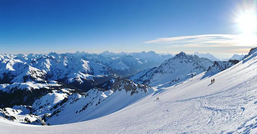 Charlie Hebdo poursuivi après sa caricature sur l’incendie meurtrier de Crans-Montana