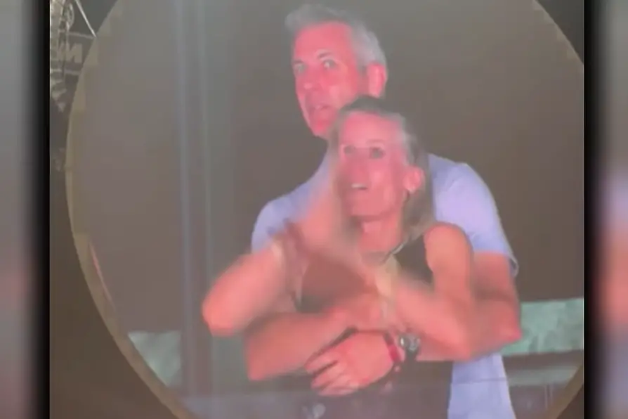 Filmée par la « Kiss Cam » avec son PDG : la DRH Kristin Cabot brise le silence sur son licenciement