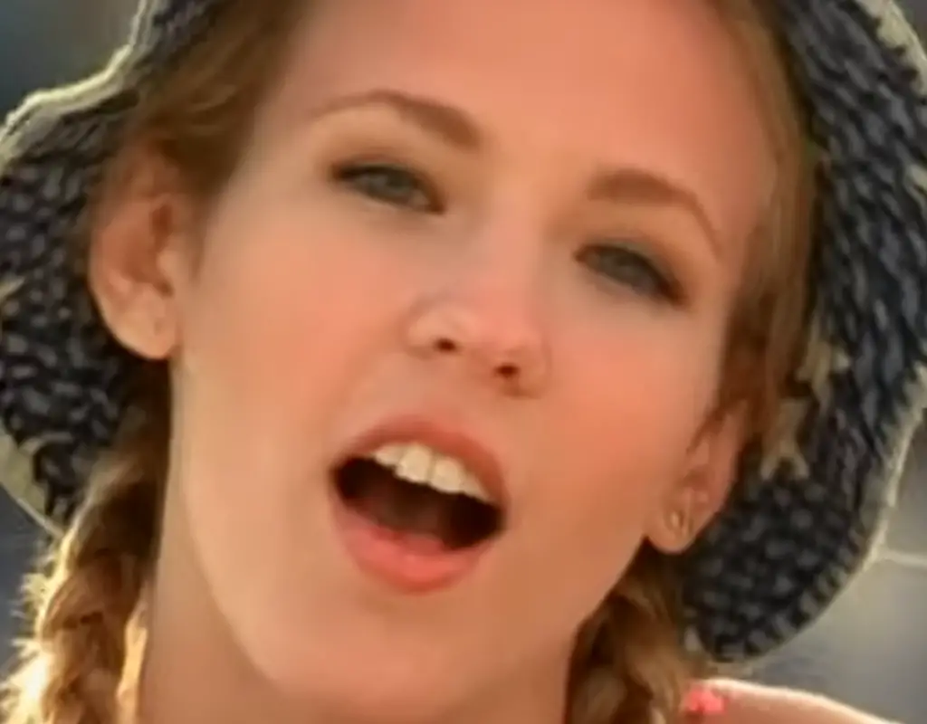 Lorie dénonce les « crasses » de son ancienne maison de disques