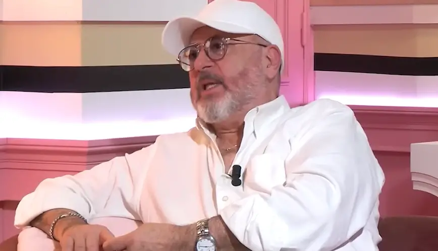 « J’espère qu’elle est morte » : le dérapage monstrueux d’Oscar Sisto sur Elton John !