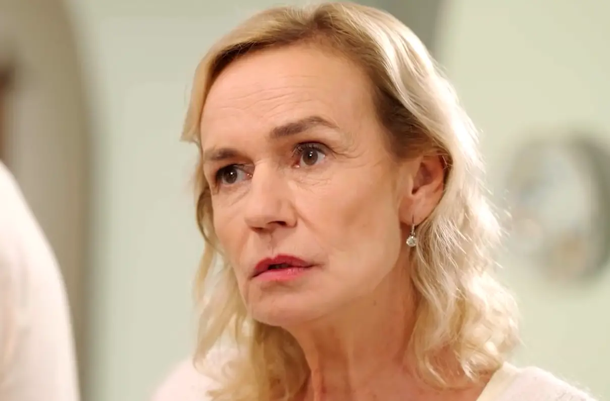 Sandrine Bonnaire en guerre contre un journaliste après la mort de sa mère