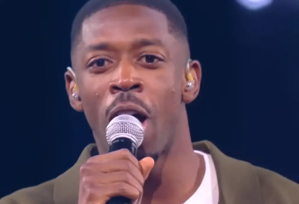 Ousmane Dembélé aux Enfoirés : le Ballon d’Or 2025 victime d’un moment de gêne en plein direct