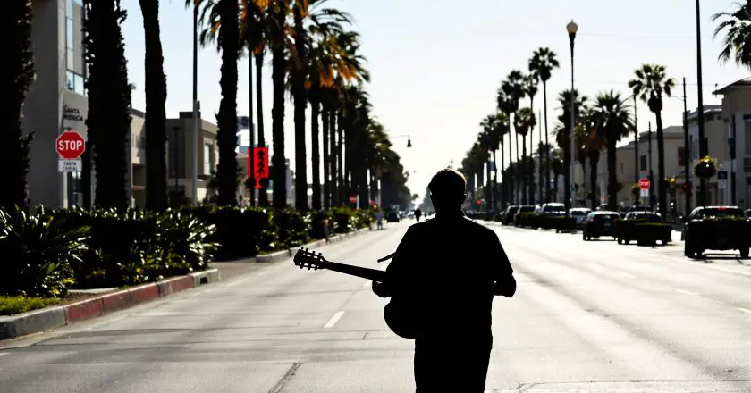 Miracle pour Lindsey Buckingham : la légende du rock échappe au pire après une attaque