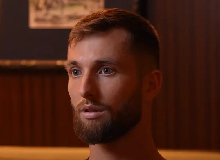 Tennis : Corentin Moutet perd ses nerfs et son short lui valant un avertissement Tennis : Corentin Moutet perd ses nerfs et son short lui valant un avertissement