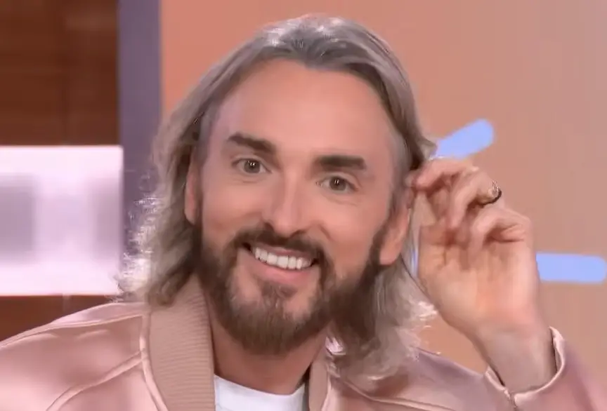 Drôle de mésaventure : Christophe Willem trouve un fan nu dans sa chambre
