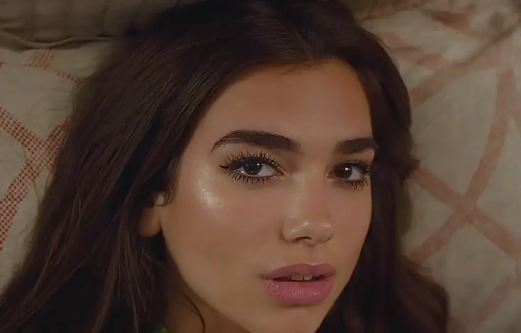 Quelques jours après le mariage de Dua Lipa, son auteur-compositeur retrouvé poignardé à mort Quelques jours après le mariage de Dua Lipa, son auteur-compositeur retrouvé poignardé à mort