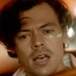 Harry Styles s'étouffe sur scène et fait mourir de rire son public Harry Styles 2026-06-29 104715