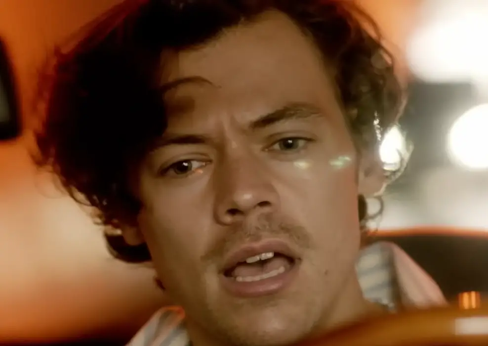 Harry Styles s’étouffe sur scène et fait mourir de rire son public