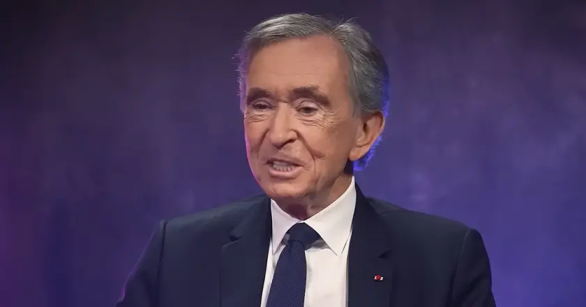 « Une tenue impeccable exigée » : Bernard Arnault impose sa rigueur millimétrée chez LVMH