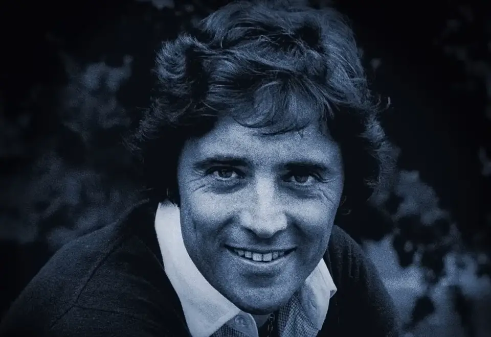l’incroyable destin de Sacha Distel : Enfant caché, fausse identité et succès fou