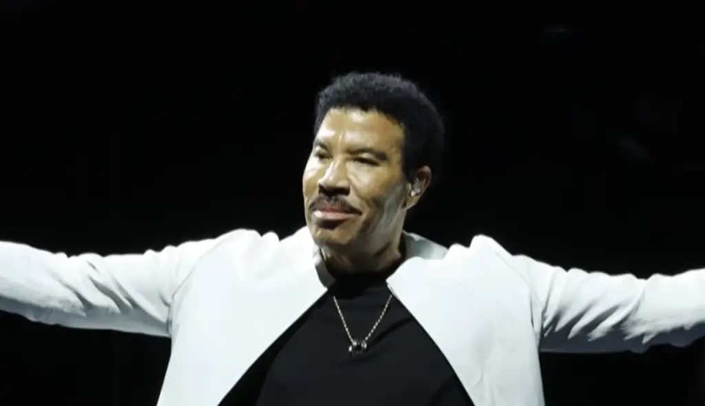 « Il a dû finir assis » : Lionel Richie hospitalisé en soins intensifs après un malaise en plein concert « Il a dû finir assis » : Lionel Richie hospitalisé en soins intensifs après un malaise en plein concert