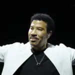 Lionel Richie hospitalisé après des malaises, sa tournée continue sous surveillance