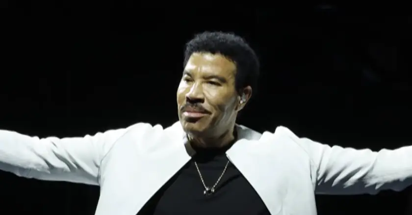« Il a dû finir assis » : Lionel Richie hospitalisé en soins intensifs après un malaise en plein concert