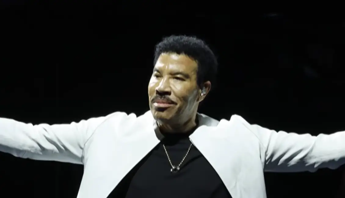 Lionel Richie hospitalisé après des malaises, sa tournée continue sous surveillance